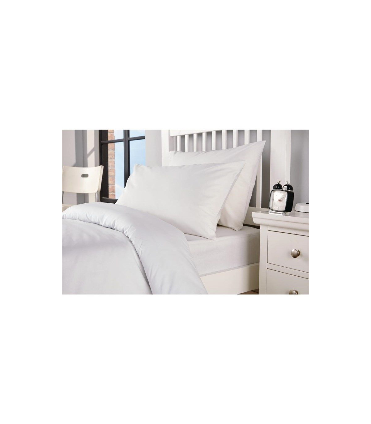 TAIES D'OREILLER BLANCHES LOT DE 2 MITRE ESSENTIALS dans CHAMBRE