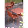 CHAISES A LATTES EN ACIER TERRACOTTA LOT DE 4 dans CHAISES